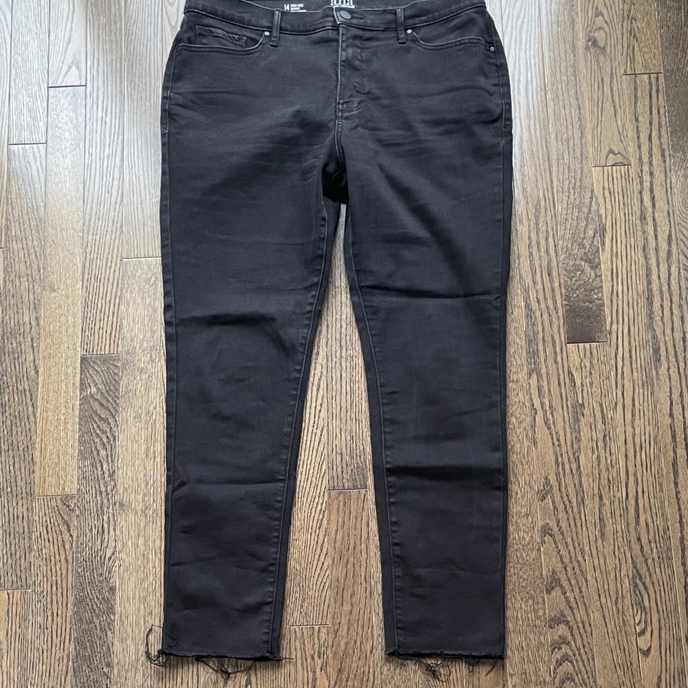 a.n.a High-Rise Skinny Jeans in Black